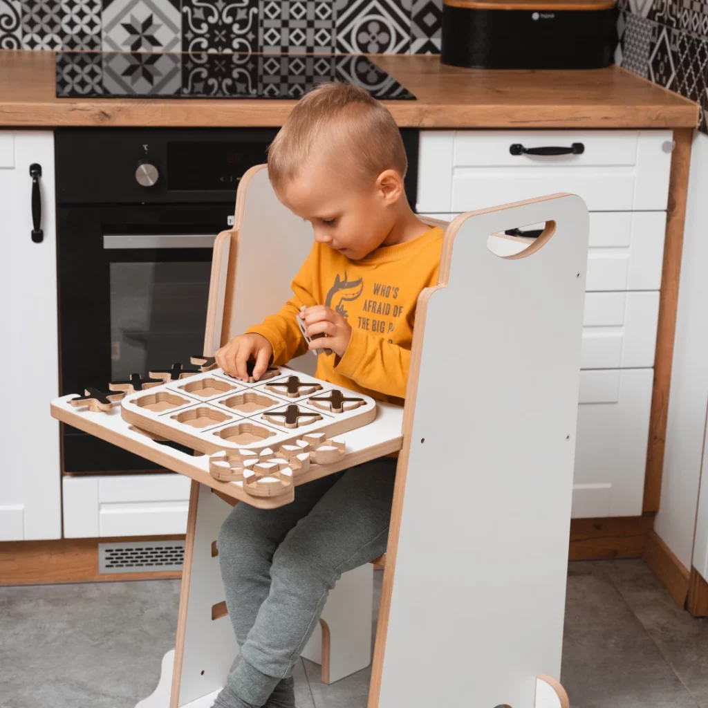 dziecko w kitchen helper pomocnik kuchenny